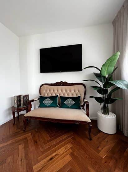 ציפור גן עדן בכד בטון גובה כולל 1.5