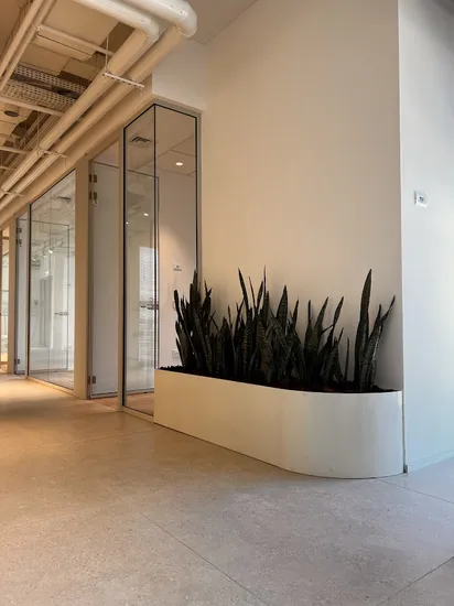 אדנית אלומיניום עם קימור בצד